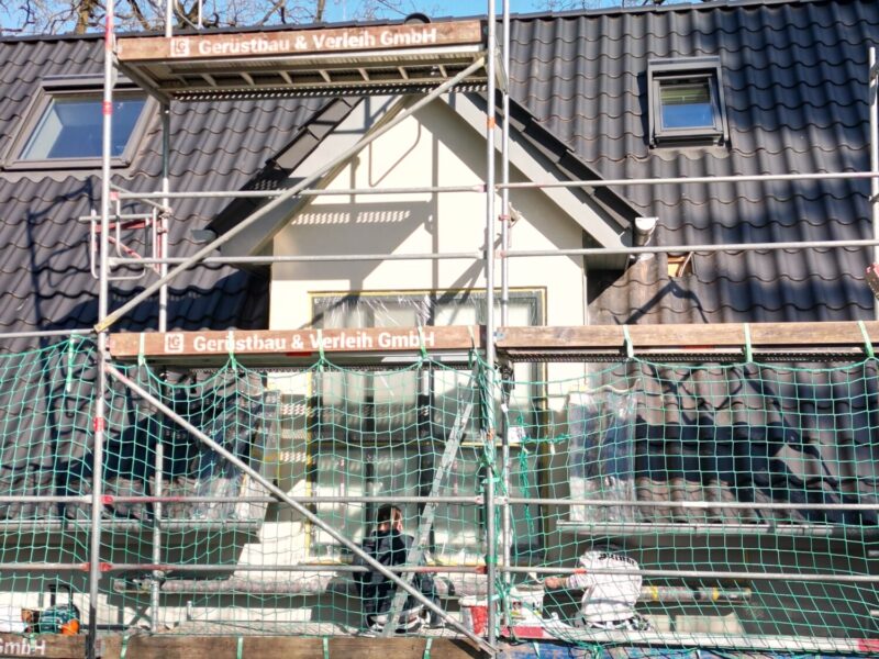 Malereibetrieb Andreas Wulf | Fassadensanierung im Zuge der energetischen Dacherneuerung - Baustelle